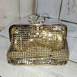 Vtg 1960s Small Vanessa Gold Metal Disc Mesh Kiss Clasp Lined Coin Clutch Purse